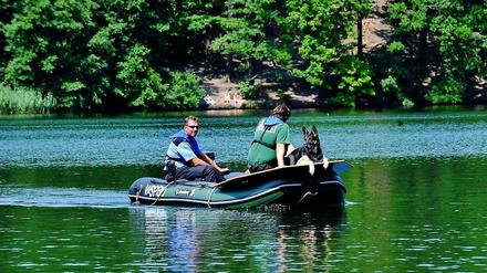 Ein speziell auf Fäulnisgase im Wasser abgerichteter Hund begleitete die Suchaktion der Polizei.