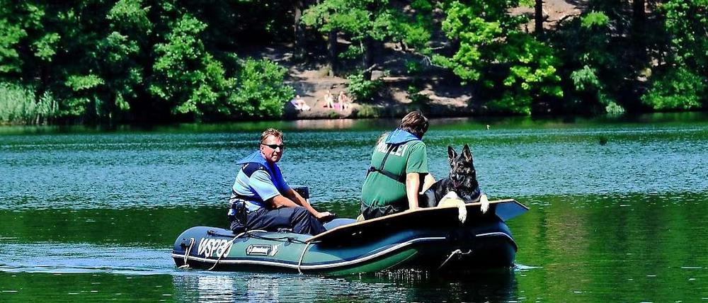 Ein speziell auf Fäulnisgase im Wasser abgerichteter Hund begleitete die Suchaktion der Polizei.