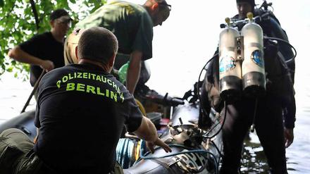 Großeinsatz. Auch Polizeitaucher hatten den Vermissten gesucht, aber zunächst nicht gefunden. Am Donnerstag trieb der Leichnam auf dem See und wurde geborgen.
