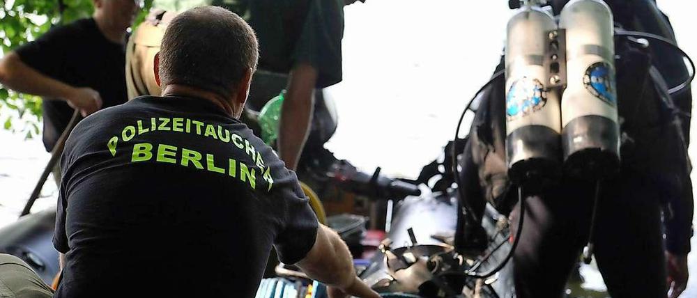 Großeinsatz. Auch Polizeitaucher hatten den Vermissten gesucht, aber zunächst nicht gefunden. Am Donnerstag trieb der Leichnam auf dem See und wurde geborgen.