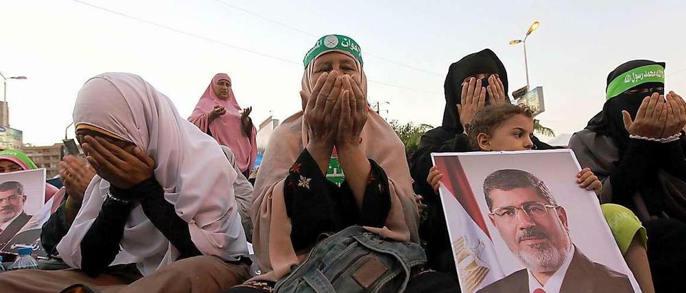 Unterstützer von Präsident Mursi nahe der Rabaa al-Adawiya-Moschee bei einem Sitzstreik.