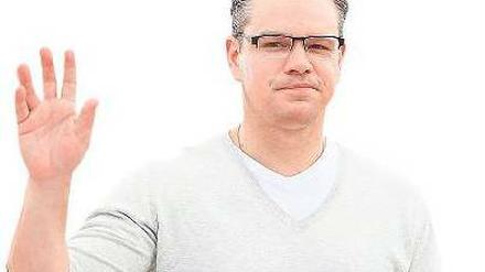 In "Elysium" (Kinostart 15.August) spielt Matt Damon einen tätowierten finsteren Action-Helden. Zum Interview erschien er eher brav.