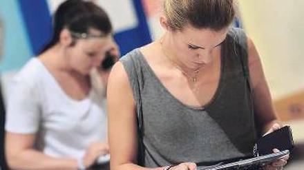 Für jeden etwas. Wer drinnen und draußen spielen will, greift zu Smartphone und Tablet. Mittlerweile gibt es eine große Auswahl an mobilen Spielen.Foto: dpa