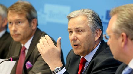 Berlins Finanzsenator Ulrich Nussbaum, der Regierende Bürgermeister Klaus Wowereit und Innensenator Frank Henkel (v.l.n.r.) stellten am 25. Juni 2013 den vom Berliner Senat verabschiedeten Doppelhaushalt vor.