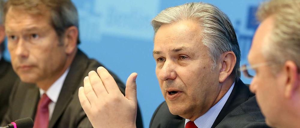Berlins Finanzsenator Ulrich Nussbaum, der Regierende Bürgermeister Klaus Wowereit und Innensenator Frank Henkel (v.l.n.r.) stellten am 25. Juni 2013 den vom Berliner Senat verabschiedeten Doppelhaushalt vor.