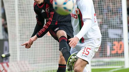 Hart am Mann. Sebastian Langkamp (rechts, noch im Trikot der Augsburger) im Duelle mit Stefan Kießling.