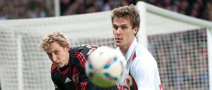 Hart am Mann. Sebastian Langkamp (rechts, noch im Trikot der Augsburger) im Duelle mit Stefan Kießling.