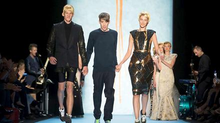 Fit mit Turnschuh: Designer Kilian Kerner zwischen seinen Models.