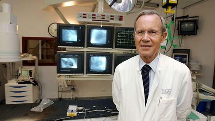 In der Kritik. Der Herzspezialist und Stammzellforscher Bodo-Eckehard Strauer in einem Untersuchungsraum der Uniklinik Düsseldorf. Das Bild entstand im September 2007. Strauer ist inzwischen emeritiert.