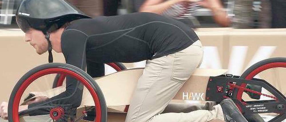 Rennen zum Studienplatz. Studierende der HAWK Hildesheim bauten in diesem Jahr für ein Projekt einen Rennboliden aus Papier. An Hochschulen außerhalb Berlins ist der Numerus clausus oft leichter zu überwinden.