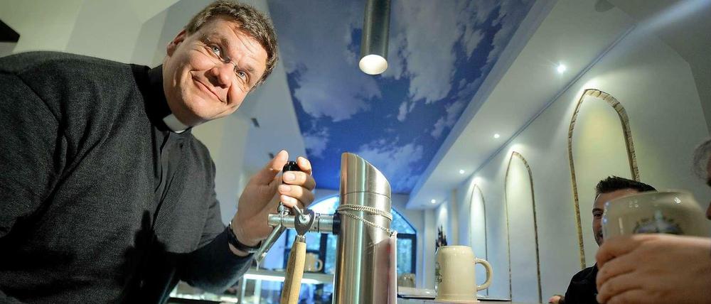Pfarrer Ulrich Kotzur geht das Zapfen im "Kreuzberger HImmel" leicht von der Hand. Und wie in der Kirche bekommmt er manche Beichte zu hören.