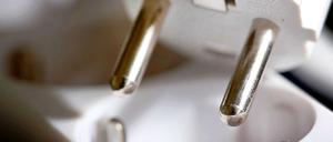 Stecker über einer Steckdose