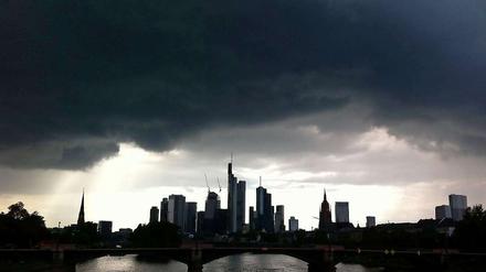 Dunkle Wolken über Frankfurt. Die hessische Regierung spart nicht genug, der Konsolidierungspfad wird nicht eingehalten.