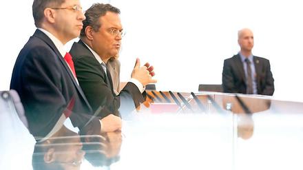 Bundesinnenminister Hans-Peter Friedrich (Mitte) und Verfassungsschutzpräsident Hans-Georg Maaßen (links) in der Bundespressekonferenz in Berlin. 