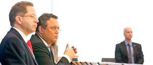 Bundesinnenminister Hans-Peter Friedrich (Mitte) und Verfassungsschutzpräsident Hans-Georg Maaßen (links) in der Bundespressekonferenz in Berlin. 
