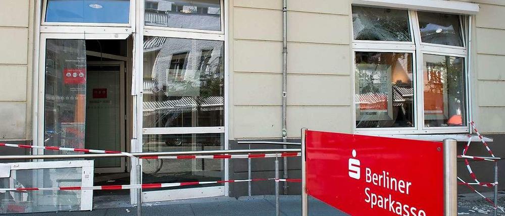 Explosion im Kiez. Frühestens Ende der Woche werden die Automaten in der Muskauer Straße wieder funktionieren.