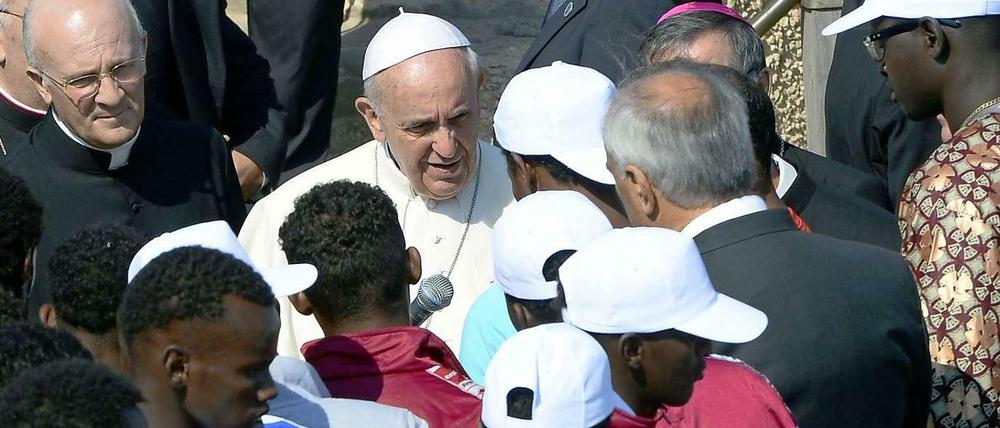 Der Papst im Gespräch mit Migranten auf Lampedusa