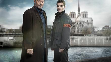 Joachim "Jo" St. Clair (Jean Reno, links) und sein Partner Marc Bayard (Tom Austen) klären Mordfälle in Paris auf.