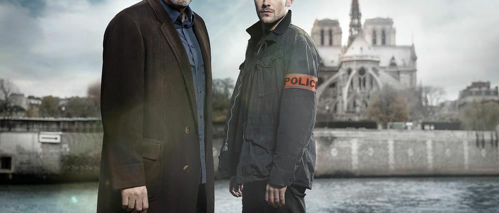 Joachim "Jo" St. Clair (Jean Reno, links) und sein Partner Marc Bayard (Tom Austen) klären Mordfälle in Paris auf.