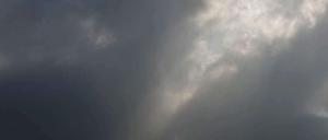 Über einem Kraftwerk stehen kilometerhohe Rauchschwaden am Himmel. 