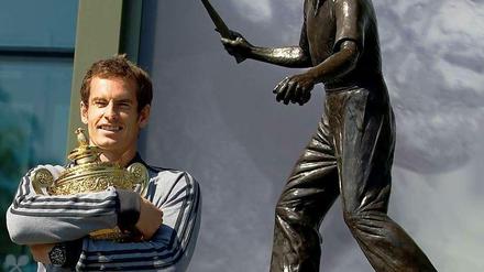 Ablösung vorm Denkmal: Andy Murray posiert vor Fred Perry, der bis zum Sonntag als letzter Brite Wimbledon gewonnen hatte – 77 Jahre war das her.
