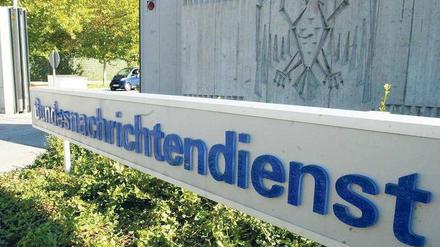 Wer wusste was? Beim BND wehrt man sich gegen die Vorwürfe des früheren US-Geheimdienstmitarbeiters Edward Snowden. Die Kooperation mit den USA sei zwar eng, heißt es, vom Ausspähprogramm „Prism“ hätten deutsche Dienste aber nichts gewusst. 