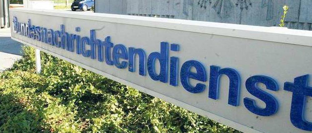 Wer wusste was? Beim BND wehrt man sich gegen die Vorwürfe des früheren US-Geheimdienstmitarbeiters Edward Snowden. Die Kooperation mit den USA sei zwar eng, heißt es, vom Ausspähprogramm „Prism“ hätten deutsche Dienste aber nichts gewusst. 