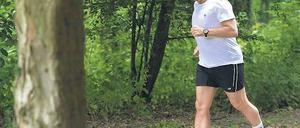 Weglaufen hilft nicht. Eher unfreiwillig kehrt der leidenschaftliche Jogger Nicolas Sarkozy nach dem Skandal um seine UMP wieder ins politische Geschehen zurück. Foto: AFP