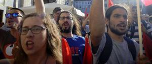 Männer und Frauen bei Demonstration