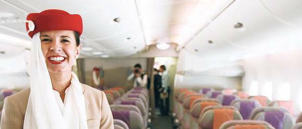 Immer schön freundlich bleiben, das ist die Devise für die angehenden Flugbegleiter. Die Kunden von Emirates zahlen viel Geld und sind anspruchsvoll, erklärt eine Emirates-Mitarbeiterin beim Casting in Berlin.