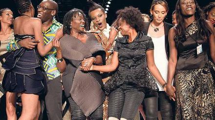 Auma Obama (Mitte links) inmitten der afrikanischen Designer