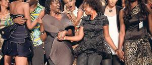 Auma Obama (Mitte links) inmitten der afrikanischen Designer