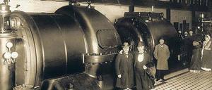 Jungen und Technik. Der Erfinder Thomas A. Edison und der Maschinenbauer und Unternehmer Emil Rathenau (links) waren seit 1883 Geschäftspartner. Hier stehen sie im Jahre 1911 in einer Berliner Maschinenhalle.