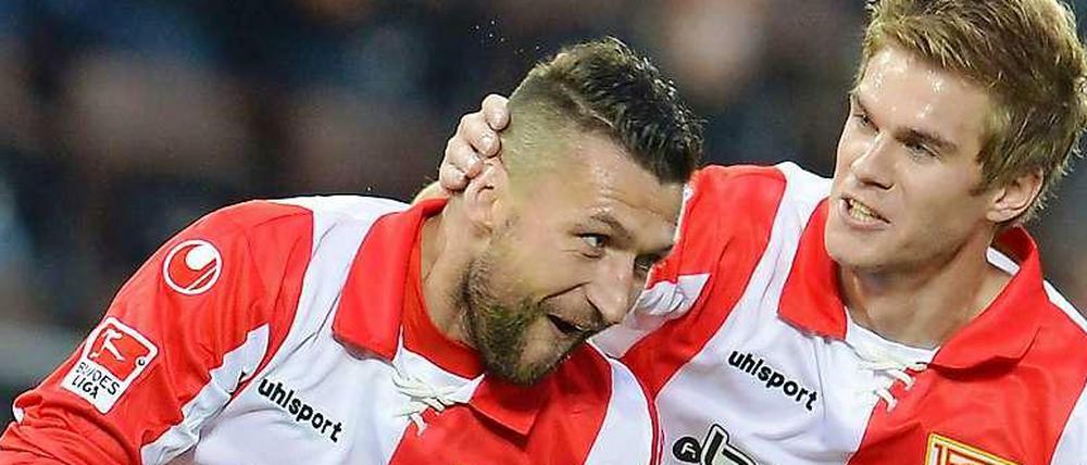 Weiterhin im Mittelpunkt. Torsten Mattuschka (links, neben Simon Terodde) bleibt als Kapitän wie in der vergangenen Saison beim 1. FC Union in der Verantwortung.
