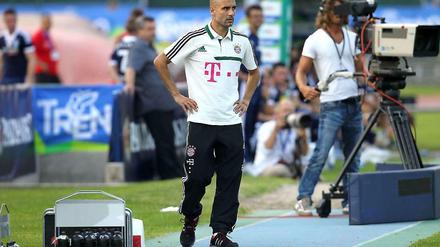 Schau'n mer mal zu: Josep Guardiola kann sich nicht über mangelndes Zuschauerinteresse bei den Auftritten des FC Bayern beschweren. Über zu wenige Möglichkeiten für Geheimtrainings schon.