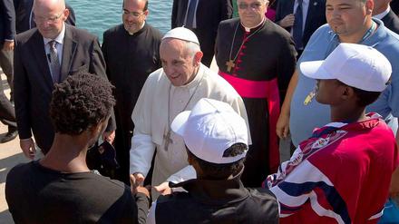 Papst Franziskus bei einem Gespräch mit Flüchtlingen auf der Insel Lampedusa im Mittelmeer