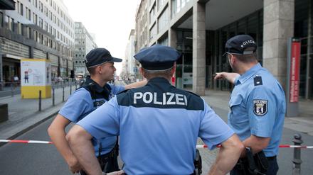 An vorderster Front. Viele Berliner Polizisten - hier drei Beamte bei einem Einsatz wegen eines herrenlosen Koffers in der Friedrichstraße - wünschen sich mehr Rückhalt von Vorgesetzten und Öffentlichkeit.