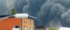Auch viele Stunden nach der Explosion stehen Rauchsäulen über der Stadt. Foto: rtr