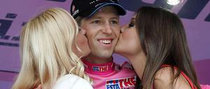 Kusskuss. Der kanadische Radrennfahrer Ryder Hesjedal nach seinem Sieg bei der 95. Giro d'Italia im vergangenen Jahr.