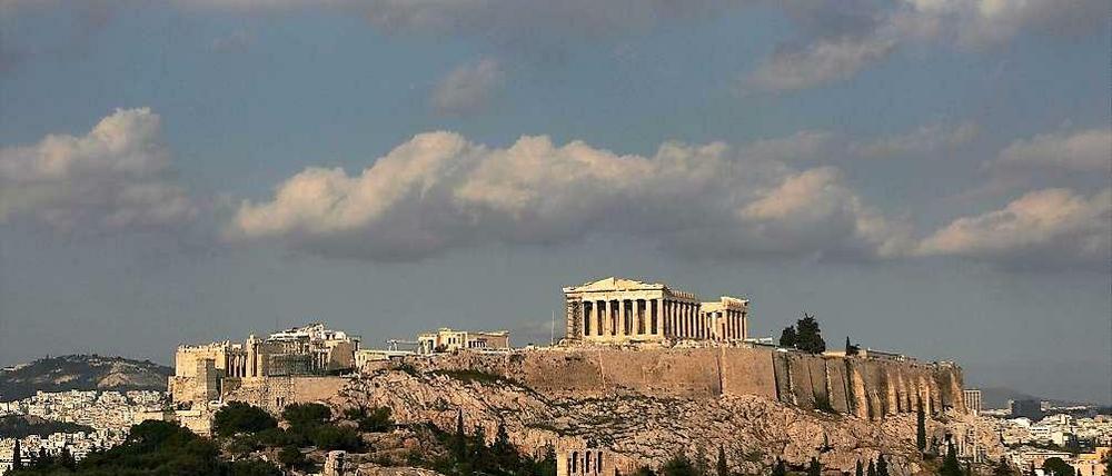 Die Geldgeber-Kontrolleure zeigten sich nach einer neuen Marathon-Prüfung der Bücher in Athen zufrieden. Grünes Licht für weitere Finanzhilfen muss aber die Eurogruppe geben. Tausende Staatsbedienstete bangen in Griechenland um ihren Job.