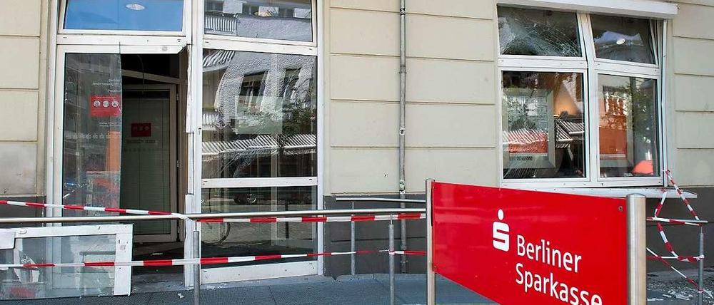 Verwüstung in der Muskauer Straße. Die Bankfiliale ist durch die Explosion stark beschädigt.
