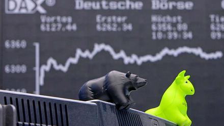 Der Bulle (linke Plastikfigur) und der Bär symbolisieren das Auf und Ab der Börse.