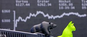 Der Bulle (linke Plastikfigur) und der Bär symbolisieren das Auf und Ab der Börse.