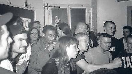 Party in der Clublegende Elektro. Am Glas nippend DJ Jeff Mills, links neben ihm DJ Electric Indigo. 