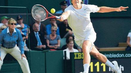 Umsonst gestreckt. Tommy Haas zeigte nach klassischem Fehlstart eine gute Leistung gegen Novak Djokovic, musste sich aber in drei Sätzen geschlagen geben. Foto: Reuters