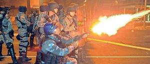 Eskalation. In der Nähe des Maracanã-Stadions in Rio de Janeiro reagierten Polizisten mit einem massiven Einsatz auf den Protest der Demonstranten, die zuvor Steine und Molotowcocktails auf die Beamten geworfen hatten. Bei den Zusammenstößen gab es Verletzte.