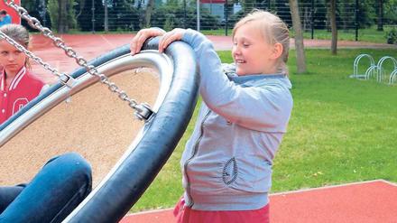 Ferienschule. In der Schule an der Geißenweide in Marzahn verbringen 90 Hortkinder einen Teil ihrer Ferien. Der Hof wurde gerade mit EU-Mitteln saniert. 