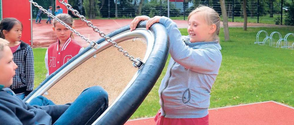 Ferienschule. In der Schule an der Geißenweide in Marzahn verbringen 90 Hortkinder einen Teil ihrer Ferien. Der Hof wurde gerade mit EU-Mitteln saniert. 