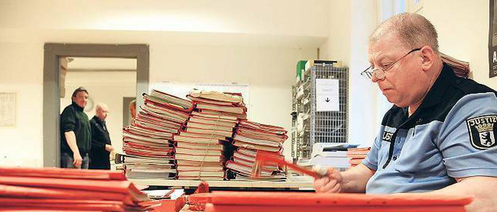 Vor dem Umbruch. Nicht nur die Aktenführung in manchen Behörden wie hier im Gericht, wirkt altertümlich. Probleme wird es auch geben, wenn viele der derzeit Beschäftigten in den kommenden Jahren in den Ruhestand gehen. Dann fehlt der Nachwuchs.