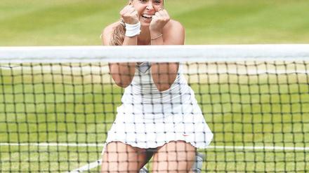 Kniefall an der Church Road. Sabine Lisicki feiert nach über zwei Stunden Spielzeit den Abschluss ihres Arbeitstages. Foto: Reuters